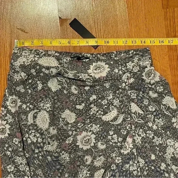 Supply and Demand Women’s Size M Zhuri Floral Asymmetrical Ruched Skirt Gray NEW - Picture 9 of 11